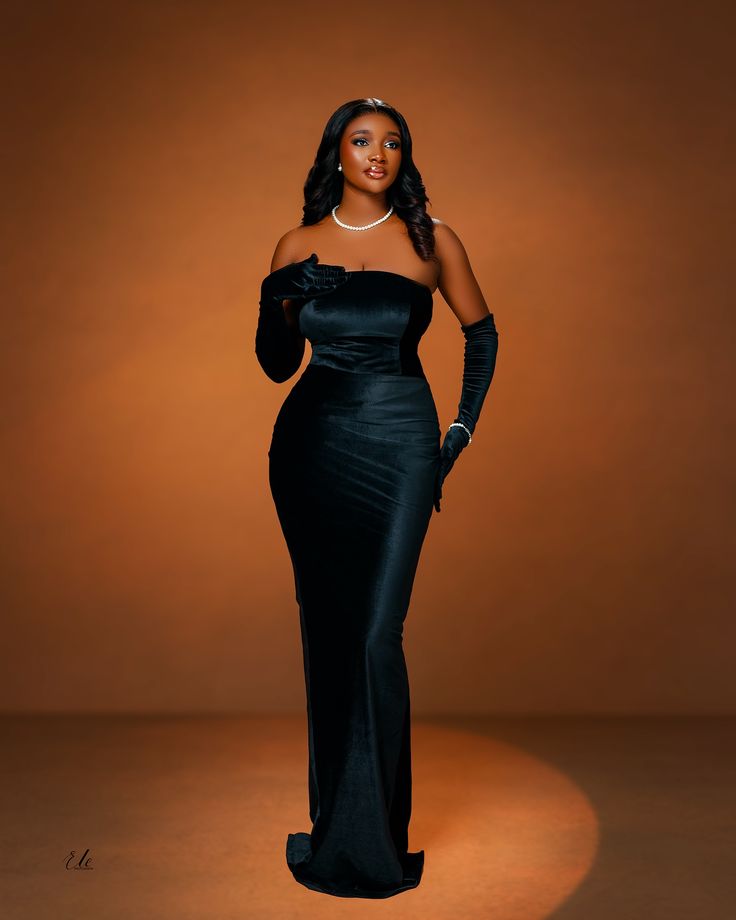 Femme africaine en majestueuse robe de soirée