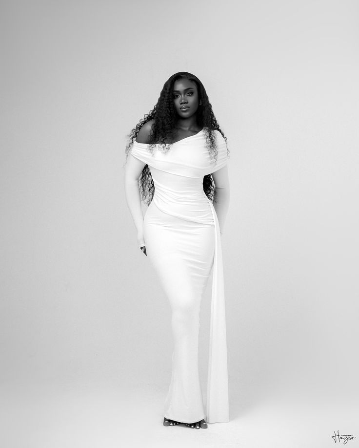 Modèle en robe rouge africaine élégante