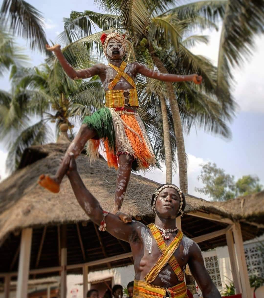 Portrait de femme africaine parée de bijoux et robe sublime