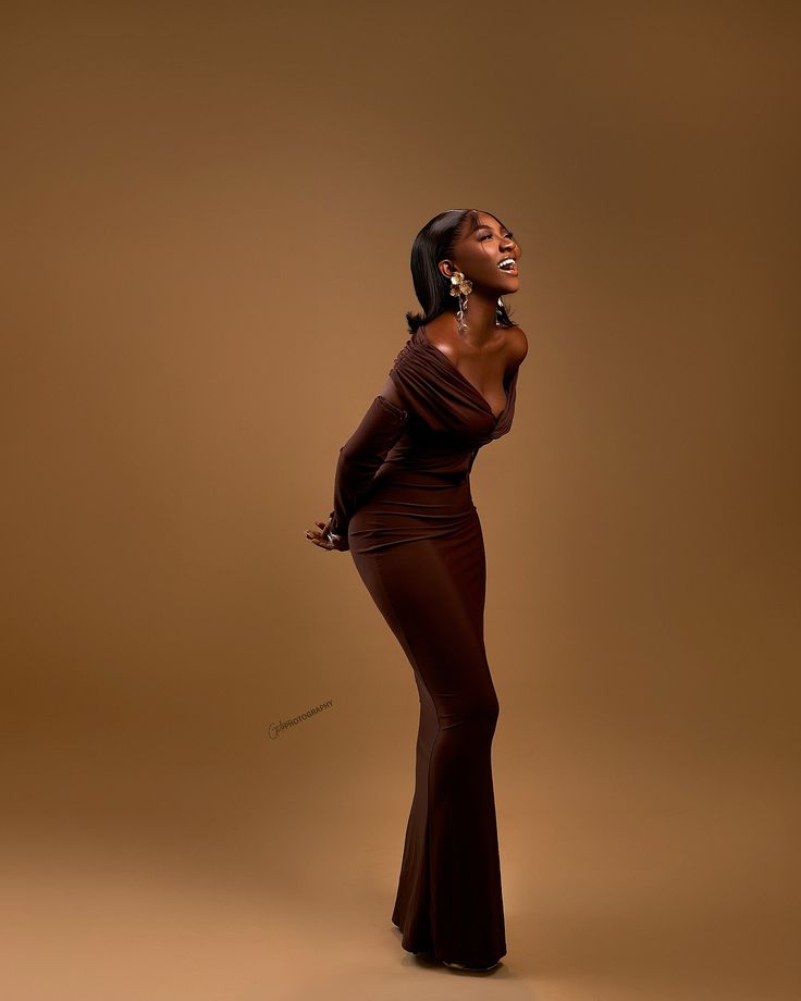 Femme majestueuse posant avec prestance