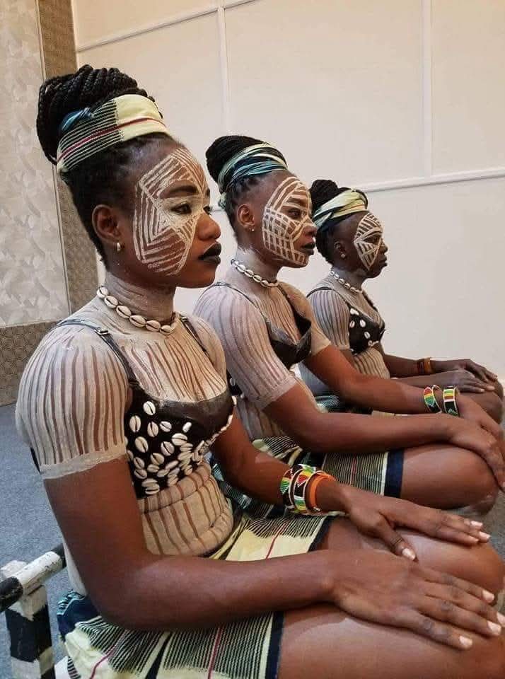 Posture royale et mode africaine chic