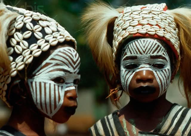 Femme rayonnante en tenue traditionnelle colorée