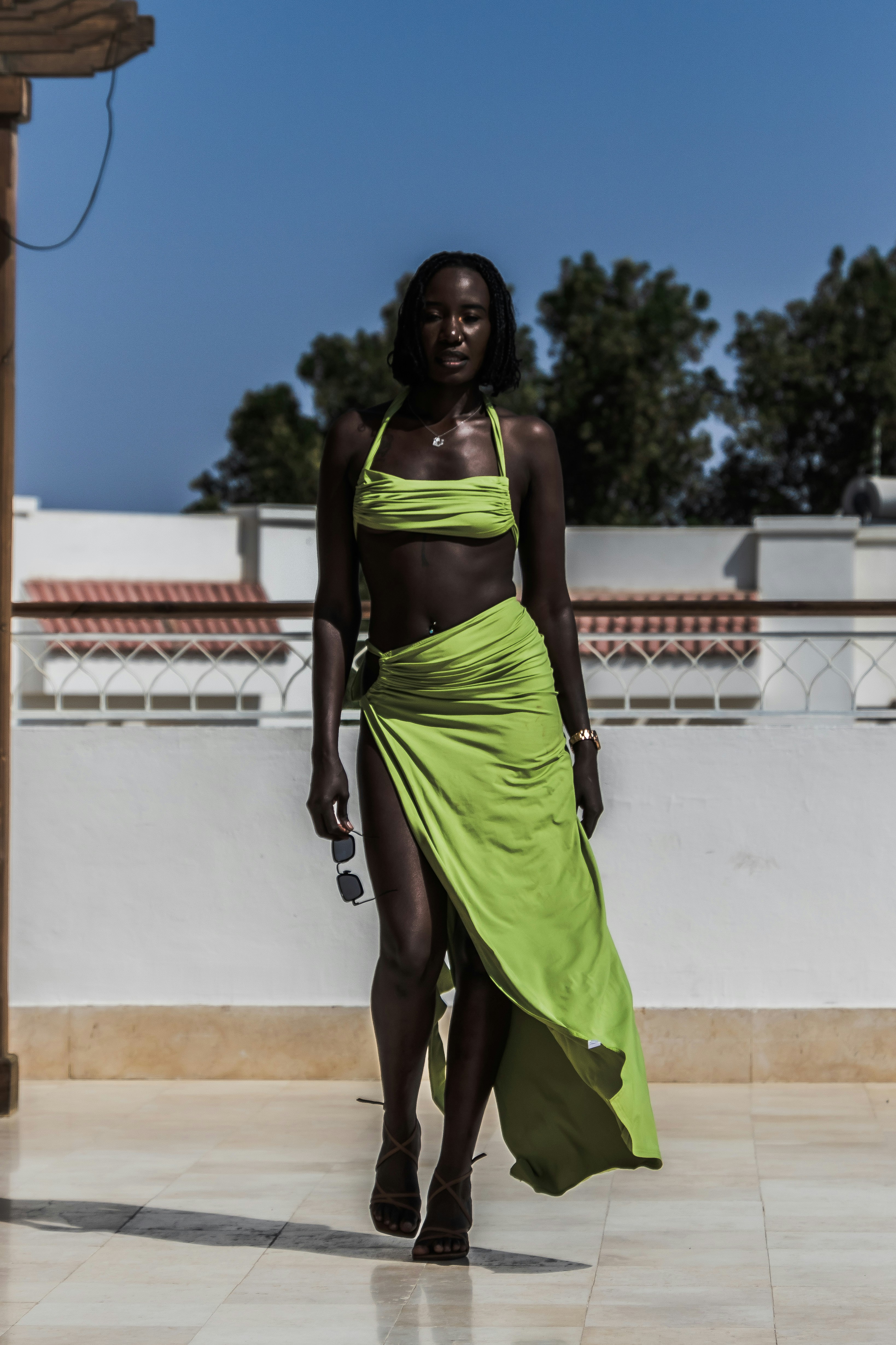 Femme posant la nuit en robe de soirée